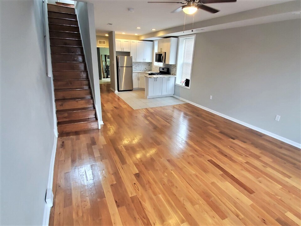 1526 W Porter St in Philadelphia, PA - Building Photo