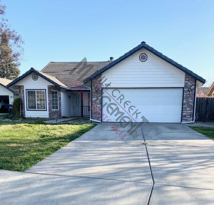 3031 W Loyola Ct in Visalia, CA - Building Photo