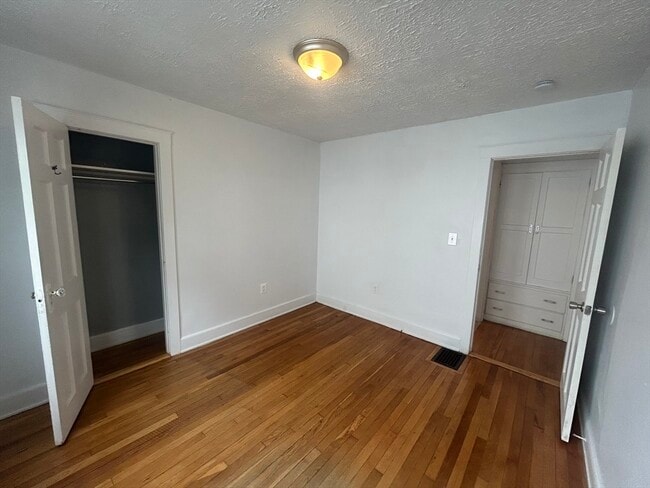 31 Lawn Ave, Unit 1 in Quincy, MA - Foto de edificio - Building Photo