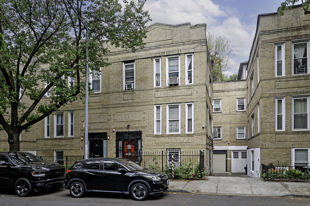 29 Marble Hill Ave in Bronx, NY - Building Photo