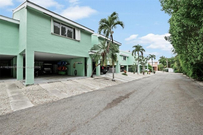 9808 Magellan Dr in Key Largo, FL - Foto de edificio - Building Photo