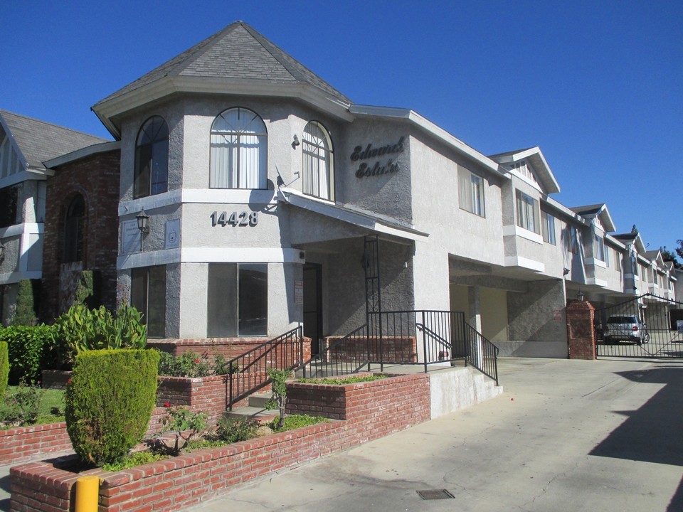 Edwards Estates in Hawthorne, CA - Building Photo