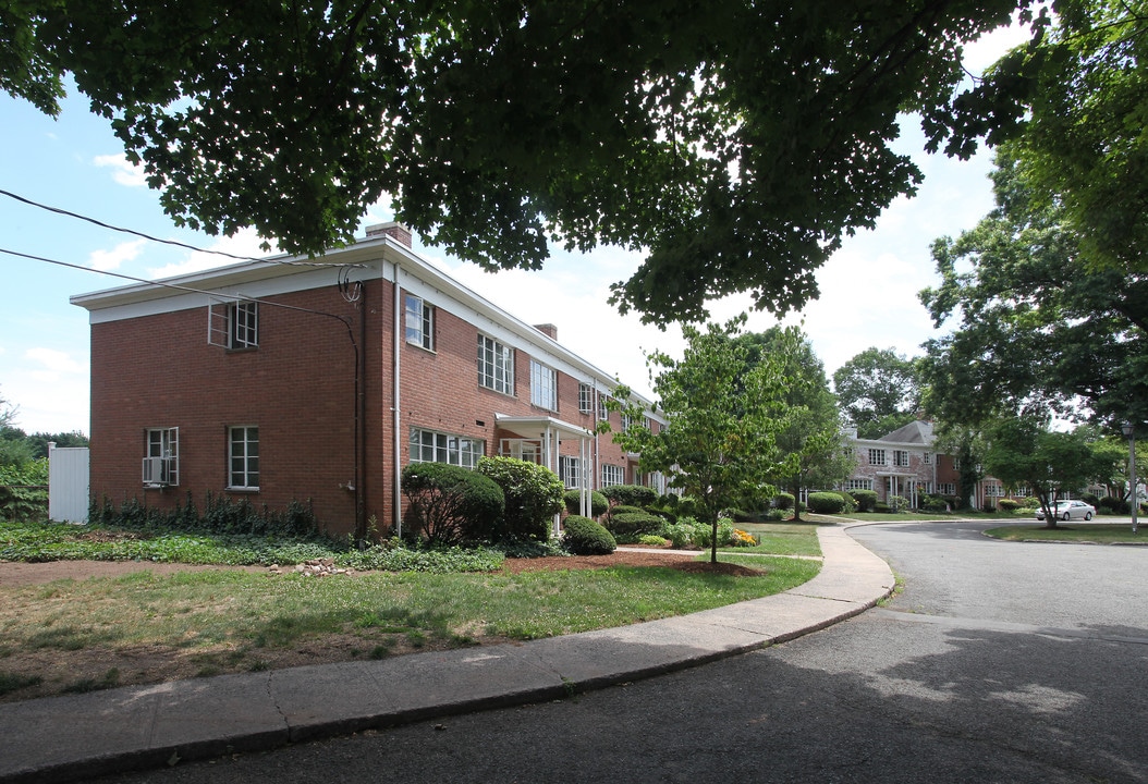 Lakeshore Apartments in Hamden, CT - Foto de edificio
