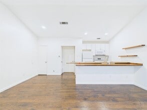 1303 Hollow Creek Dr in Austin, TX - Building Photo - Building Photo