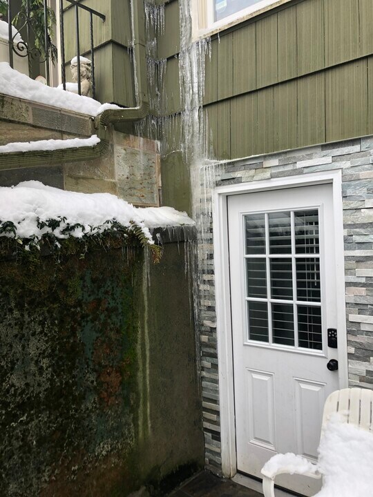 1409 N 40th St, Unit Front in Seattle, WA - Building Photo