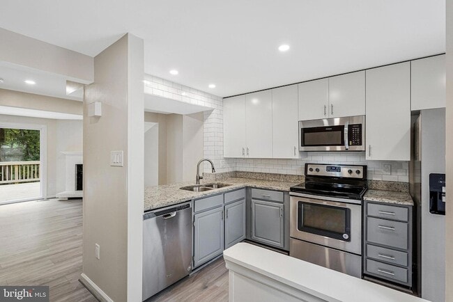1594 Poplar Grove Dr in Reston, VA - Foto de edificio - Building Photo