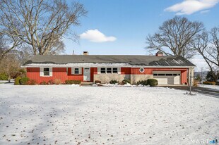 9 Harbor View S in Essex, CT - Building Photo