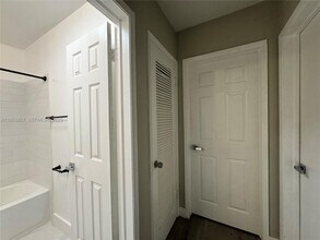 4317 NE 21st Ave in Fort Lauderdale, FL - Foto de edificio - Building Photo