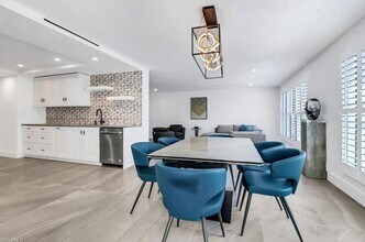 4451 Gulf Shore Blvd N, Unit 203 in Naples, FL - Foto de edificio - Building Photo