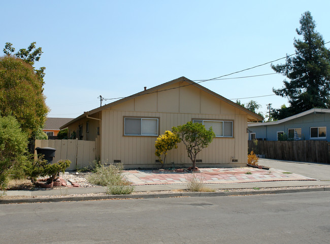 1248 Martha Way in Santa Rosa, CA - Foto de edificio - Building Photo