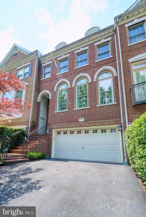 3074 McKinnon Way in Oakton, VA - Building Photo