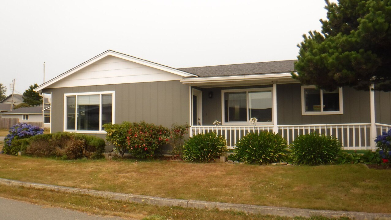 1243 Hub St in Brookings, OR - Building Photo