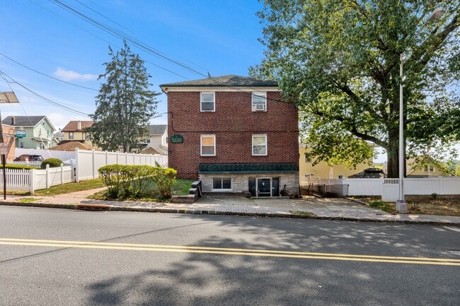 48 E Main St in Bogota, NJ - Foto de edificio - Building Photo