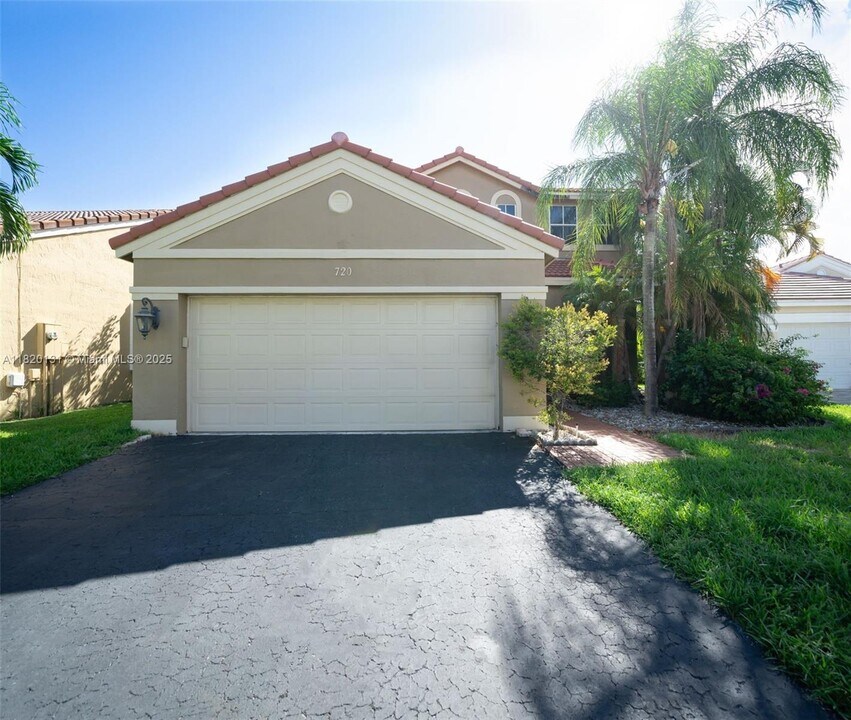 720 Falling Water Rd in Weston, FL - Building Photo