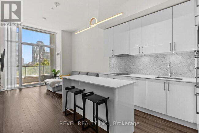 property at 27-W227 Bathurst St