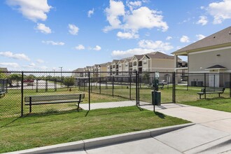 Icon Apartments in Killeen, TX - Foto de edificio - Building Photo