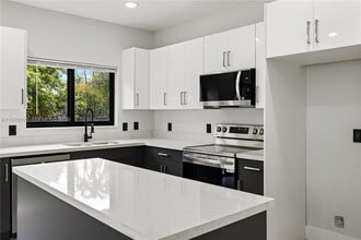 120 NW 5th Ave in Hallandale Beach, FL - Building Photo - Building Photo