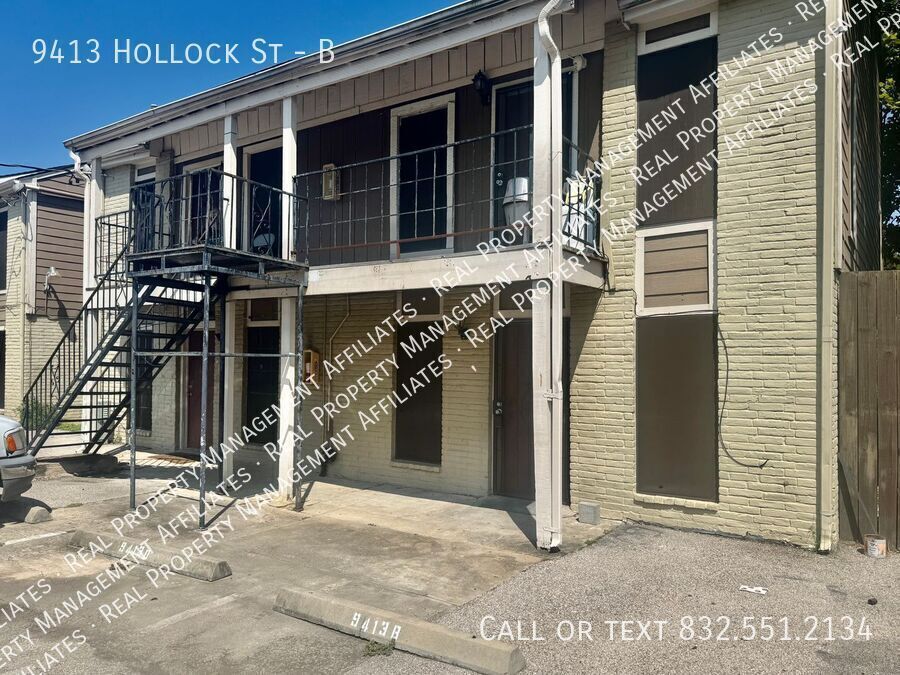 9413 Hollock St in Houston, TX - Building Photo