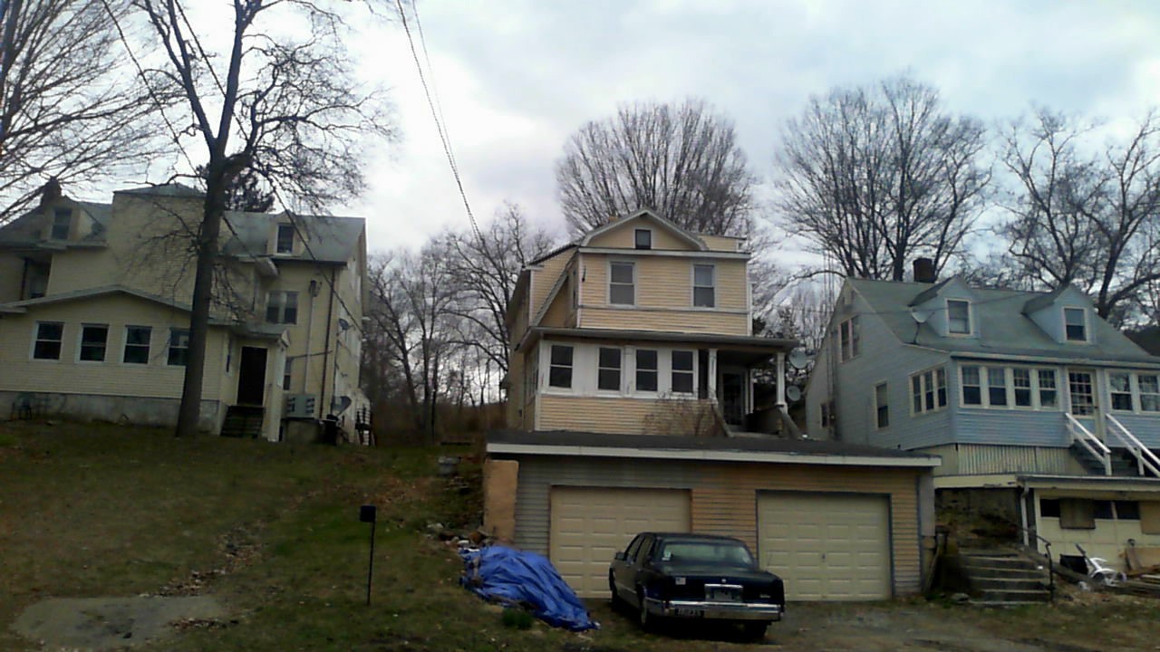 1027 Roosevelt Dr in Derby, CT - Building Photo