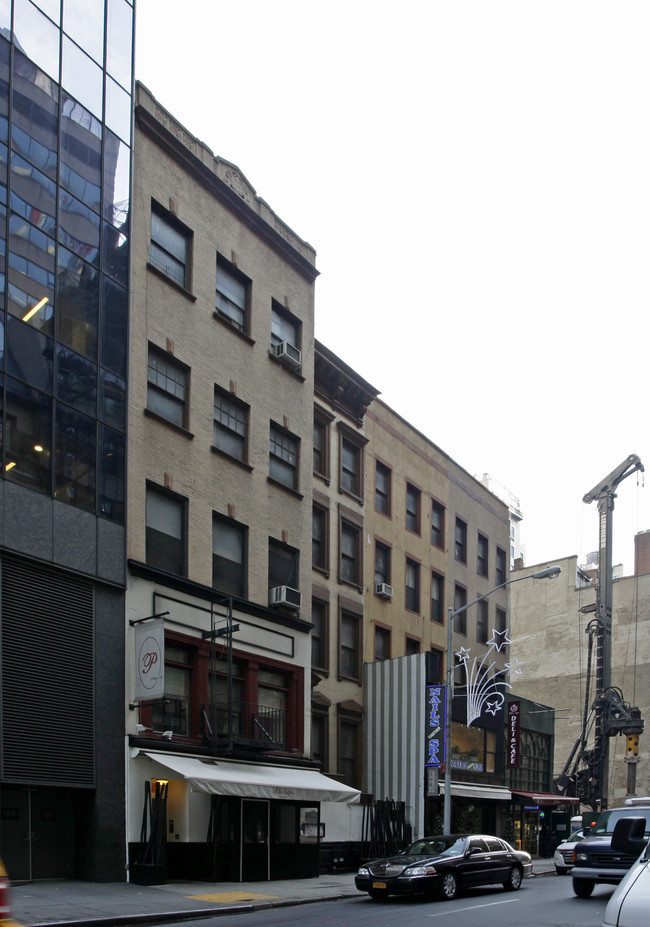 33-39 E 60th St in New York, NY - Building Photo - Building Photo