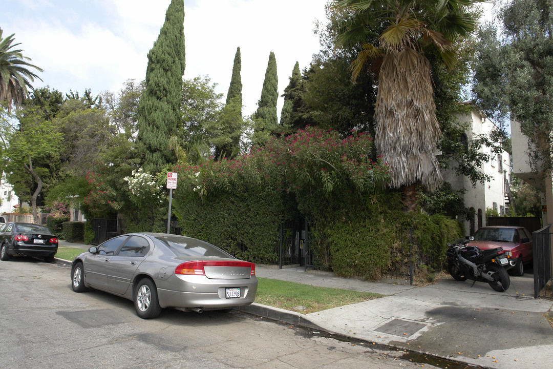 5735 Camerford Ave in Los Angeles, CA - Building Photo