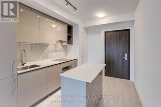 1 Yorkville Ave in Toronto, ON - Building Photo - Building Photo