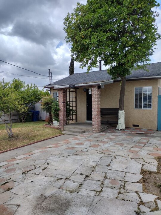 13033 Kamloops St in Los Angeles, CA - Foto de edificio