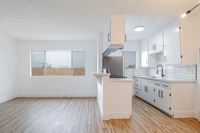 230 N Grand Ave in Los Angeles, CA - Building Photo - Building Photo
