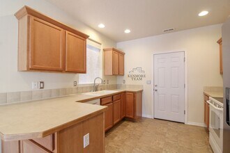 5241 Chris St in West Richland, WA - Building Photo - Building Photo