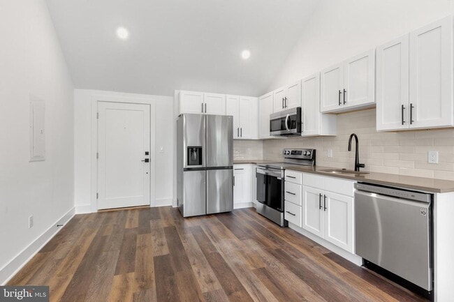 7037 Ridge Ave in Philadelphia, PA - Building Photo - Building Photo