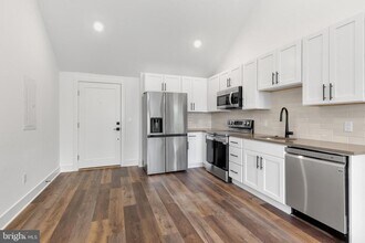 7037 Ridge Ave in Philadelphia, PA - Building Photo - Building Photo