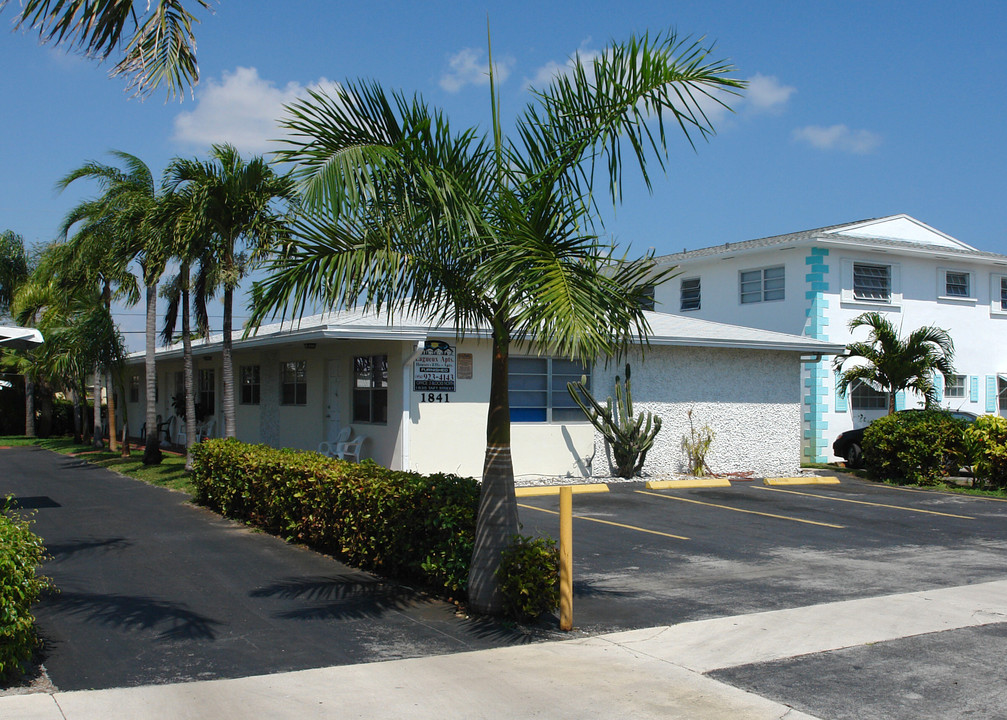 Labueux Apartments in Hollywood, FL - Building Photo