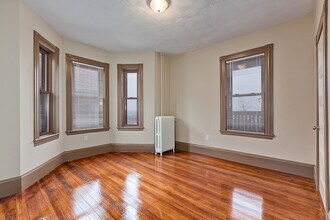 94 Gladstone St, Unit 1 in Boston, MA - Foto de edificio - Building Photo