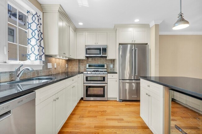 83 Dresser St, Unit 83 in Boston, MA - Foto de edificio - Building Photo