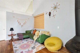 260 Cagney Ln, Unit 118 in Newport Beach, CA - Foto de edificio - Building Photo