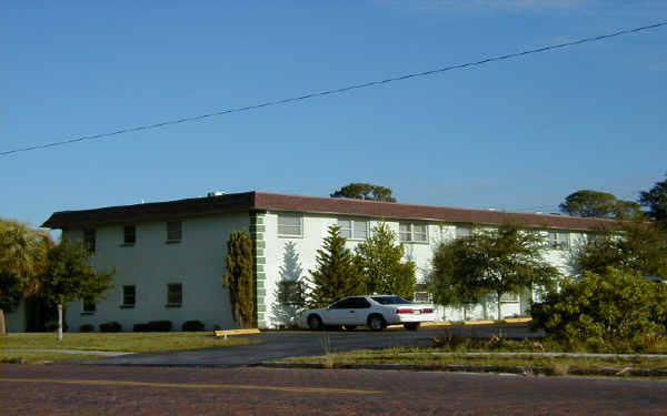 Le Mans Apartments in St. Petersburg, FL - Building Photo