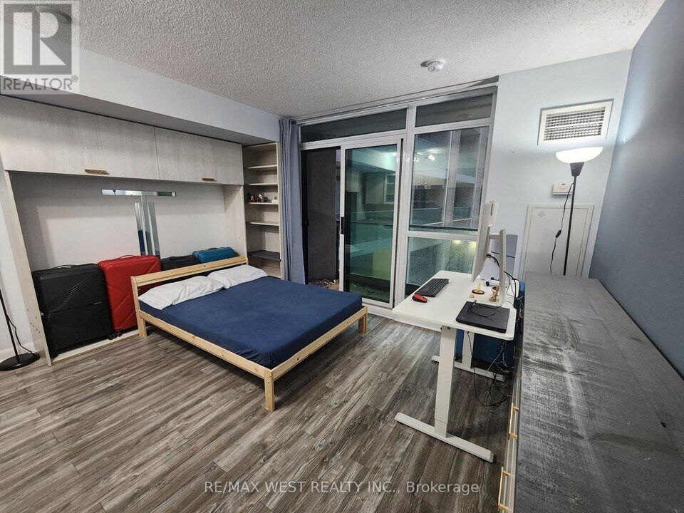 600 Fleet St in Toronto, ON - Building Photo