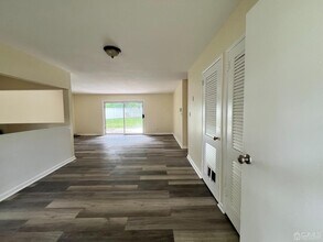 6 Poe Ct in Kendall Park, NJ - Building Photo - Building Photo