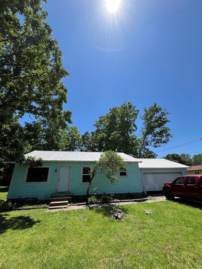 property at 915 W Lawson St