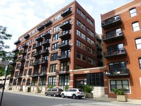 226 N Clinton St, Unit 608 in Chicago, IL - Building Photo