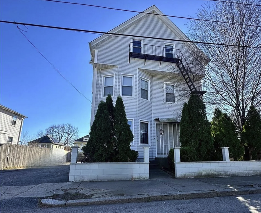 187 Carnation St, Unit 2 in Pawtucket, RI - Building Photo