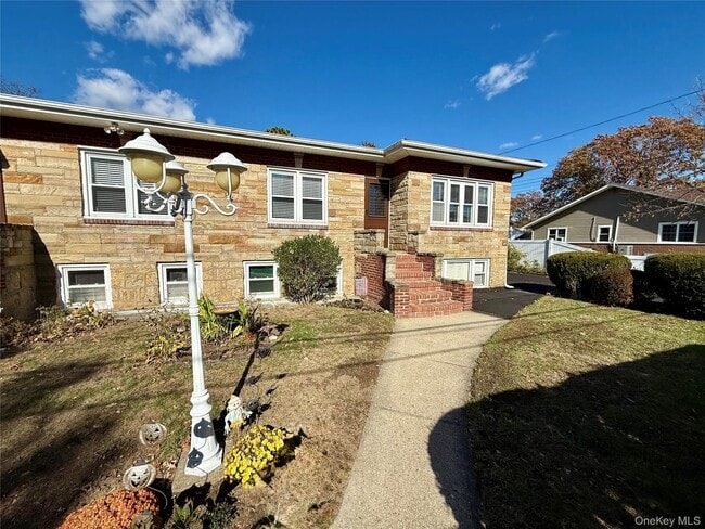 29 Smith St in Deer Park, NY - Foto de edificio - Building Photo