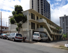 McCully Terrace in Honolulu, HI - Building Photo - Building Photo