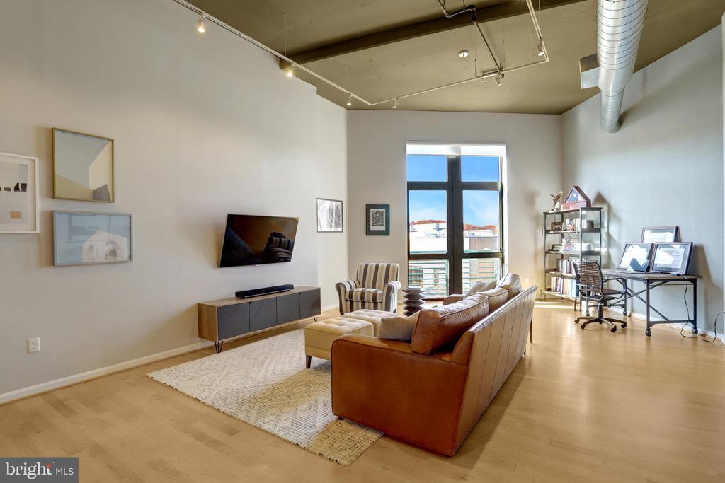 2720 S Arlington Mill Dr in Arlington, VA - Building Photo