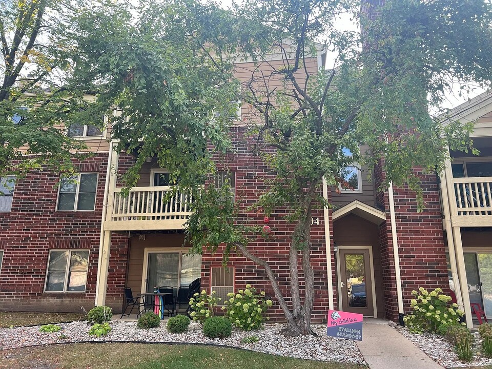 104 Glengarry Dr, Unit 208 in Bloomingdale, IL - Foto de edificio