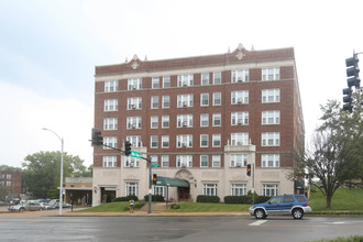 Castlereagh Apartments in University City, MO - Building Photo - Building Photo