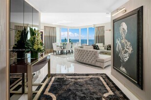 300 South Pointe Dr in Miami Beach, FL - Building Photo