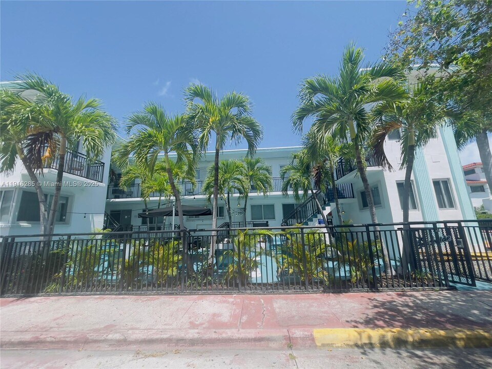 8100 Harding Ave in Miami Beach, FL - Building Photo