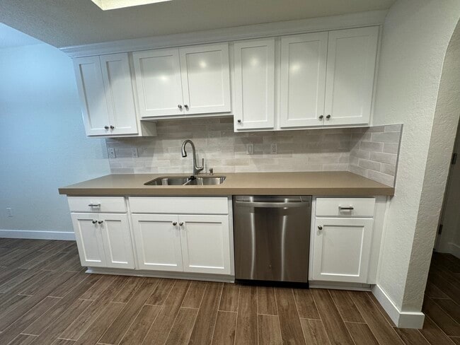 208 Oswego Ave, Unit 2 in Huntington Beach, CA - Building Photo - Building Photo