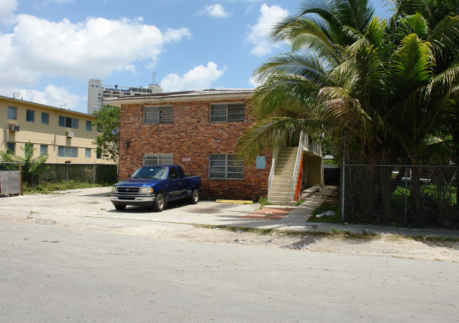 1025 Spring garden Rd in Miami, FL - Foto de edificio - Building Photo